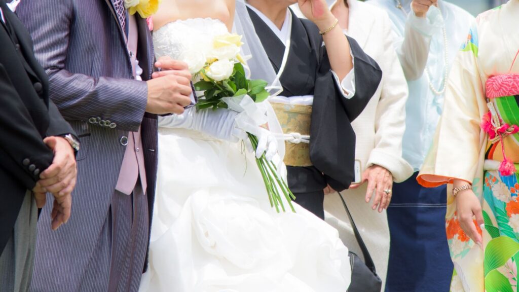 結婚式の新郎新婦の様子